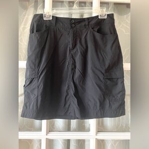 Patagonia size 8 womens skirt in black with button side pockets EUC